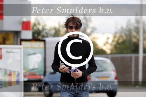 Alphen aan de Rijn 9 oktober 2016
Myrthe Mylius wordt thuis gebracht door (goede) vriend Sebastian Schneberger. Hij heeft een mercedes met vleugeldeuren.