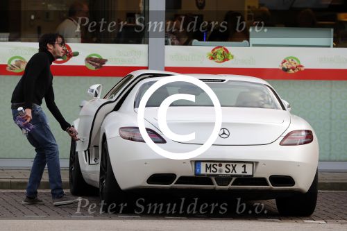 Alphen aan de Rijn 9 oktober 2016
Myrthe Mylius wordt thuis gebracht door (goede) vriend Sebastian Schneberger. Hij heeft een mercedes met vleugeldeuren.