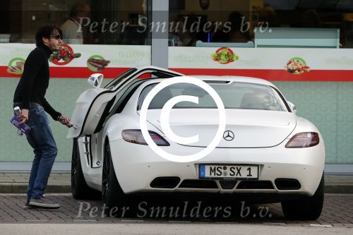 Alphen aan de Rijn 9 oktober 2016
Myrthe Mylius wordt thuis gebracht door (goede) vriend Sebastian Schneberger. Hij heeft een mercedes met vleugeldeuren.
