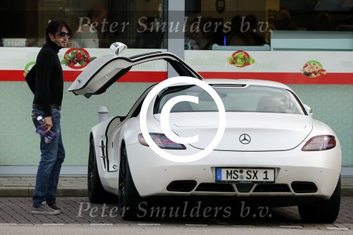 Alphen aan de Rijn 9 oktober 2016
Myrthe Mylius wordt thuis gebracht door (goede) vriend Sebastian Schneberger. Hij heeft een mercedes met vleugeldeuren.
