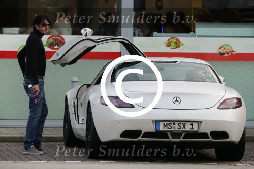 Alphen aan de Rijn 9 oktober 2016
Myrthe Mylius wordt thuis gebracht door (goede) vriend Sebastian Schneberger. Hij heeft een mercedes met vleugeldeuren.
