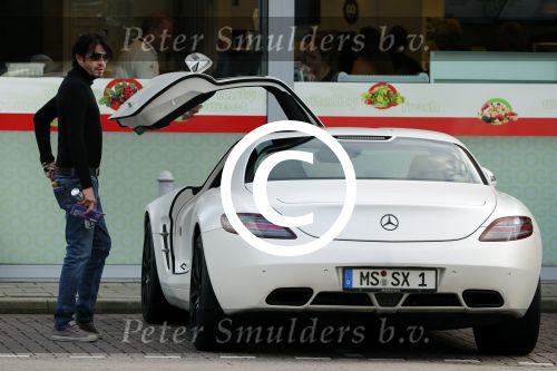 Alphen aan de Rijn 9 oktober 2016
Myrthe Mylius wordt thuis gebracht door (goede) vriend Sebastian Schneberger. Hij heeft een mercedes met vleugeldeuren.