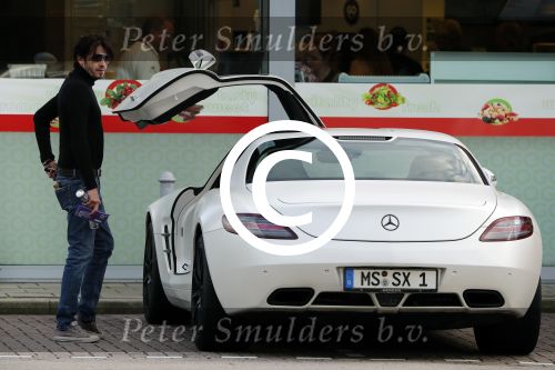 Alphen aan de Rijn 9 oktober 2016
Myrthe Mylius wordt thuis gebracht door (goede) vriend Sebastian Schneberger. Hij heeft een mercedes met vleugeldeuren.