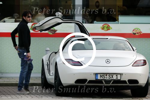 Alphen aan de Rijn 9 oktober 2016
Myrthe Mylius wordt thuis gebracht door (goede) vriend Sebastian Schneberger. Hij heeft een mercedes met vleugeldeuren.