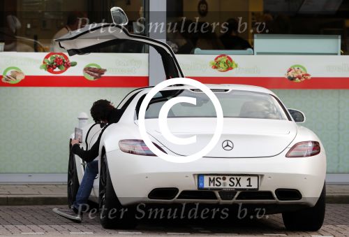 Alphen aan de Rijn 9 oktober 2016
Myrthe Mylius wordt thuis gebracht door (goede) vriend Sebastian Schneberger. Hij heeft een mercedes met vleugeldeuren.