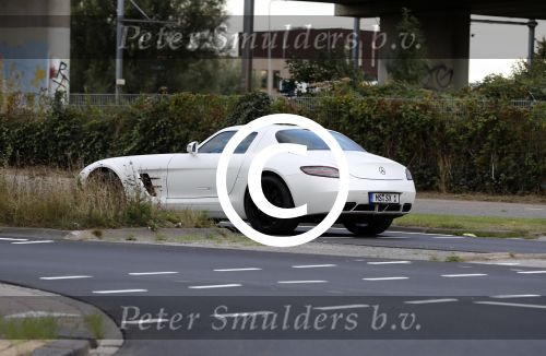 Alphen aan de Rijn 9 oktober 2016
Myrthe Mylius wordt thuis gebracht door (goede) vriend Sebastian Schneberger. Hij heeft een mercedes met vleugeldeuren.