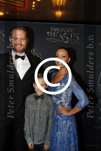 Amsterdam 15 november 2016
Premiere Fantastic beasts in Tuschinski. Sonja Silva met zoon en man Pyke Pos