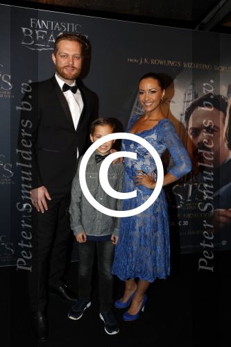 Amsterdam 15 november 2016
Premiere Fantastic beasts in Tuschinski. Sonja Silva met zoon en man Pyke Pos