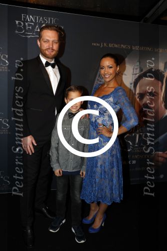 Amsterdam 15 november 2016
Premiere Fantastic beasts in Tuschinski. Sonja Silva met zoon en man Pyke Pos