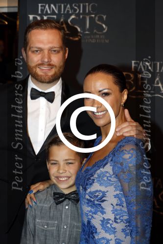 Amsterdam 15 november 2016
Premiere Fantastic beasts in Tuschinski. Sonja Silva met zoon en man Pyke Pos