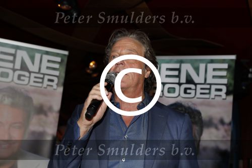 Amsterdam 3 november 2016
Presentatie cd Rene Froger in the harbour Club . Najib Amhali reikt de cd uit. Tommie Peters Thomas Berge Billy Dans en Edwin v Hoevelaak