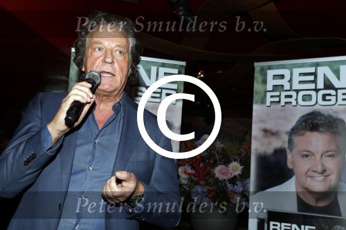 Amsterdam 3 november 2016
Presentatie cd Rene Froger in the harbour Club . Najib Amhali reikt de cd uit. Tommie Peters Thomas Berge Billy Dans en Edwin v Hoevelaak