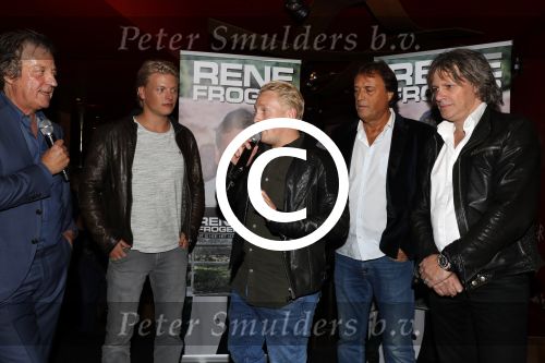 Amsterdam 3 november 2016
Presentatie cd Rene Froger in the harbour Club . Najib Amhali reikt de cd uit. Tommie Peters Thomas Berge Billy Dans en Edwin v Hoevelaak