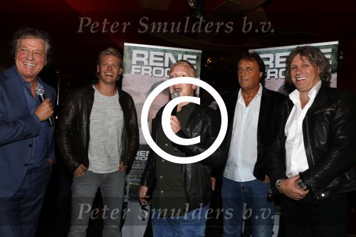 Amsterdam 3 november 2016
Presentatie cd Rene Froger in the harbour Club . Najib Amhali reikt de cd uit. Tommie Peters Thomas Berge Billy Dans en Edwin v Hoevelaak