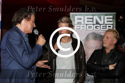 Amsterdam 3 november 2016
Presentatie cd Rene Froger in the harbour Club . Najib Amhali reikt de cd uit. Tommie Peters Thomas Berge Billy Dans en Edwin v Hoevelaak