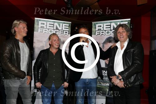 Amsterdam 3 november 2016
Presentatie cd Rene Froger in the harbour Club . Najib Amhali reikt de cd uit. Tommie Peters Thomas Berge Billy Dans en Edwin v Hoevelaak