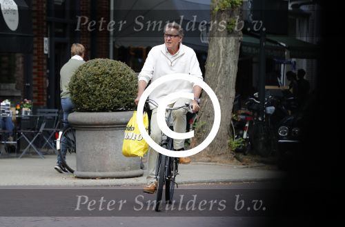 Amsterdam 1 oktober 2016
Ursul de Geer op de fiets op de cornelis schuytstraat