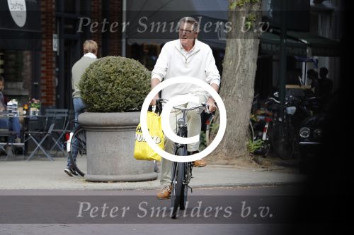 Amsterdam 1 oktober 2016
Ursul de Geer op de fiets op de cornelis schuytstraat