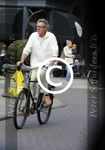 Amsterdam 1 oktober 2016
Ursul de Geer op de fiets op de cornelis schuytstraat
