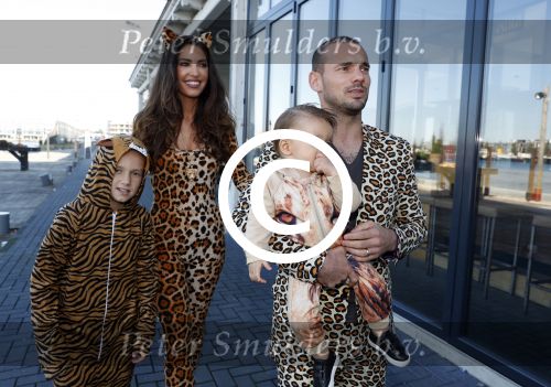 Amsterdam 16 oktober 2016
Wesley Sneijder en Yolanthe Sneijder Cabau vieren de 1e verjaardag van Xess Xava in de Harbour Club en het thema is Lion King. Ook Jessey was er natuurlijk bij.