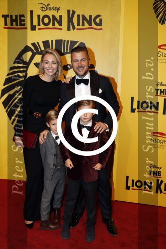 Scheveningen 30 oktober 2016
Premiere the lion king in het circustheater.
Winston Gerschtanowitz met renate Verbaan en hun kinderen