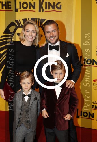 Scheveningen 30 oktober 2016
Premiere the lion king in het circustheater.
Winston Gerschtanowitz met renate Verbaan en hun kinderen