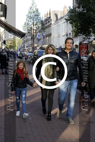 Amsterdam 22 oktober 2016 
Zanger Quincy met zijn vrouw en dochter op de pc hooftstraat