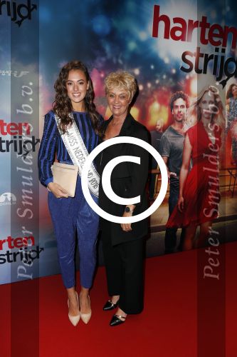 Amsterdam 24 oktober 2016
Premiere Hartenstrijd in Tuschinski. Miss Nederland Zoey Ivory en haar moeder