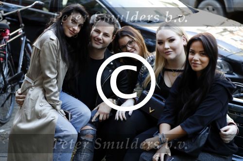 Amsterdam 7 november 2017
Fred v Leer Anna Nooshin Monica Geuze Leontine Borsato Kim Feenstra  Nikkie Tutorials Loinda Hakeboom Inge de Bruijn Quinty Trustfull op de cornelis schuytstraat.