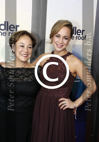 Amsterdam 5 november 2017
Premiere Fiddler on the Roof in het nieuwe de la mar theater. Anouk Maas met moeder