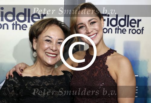 Amsterdam 5 november 2017
Premiere Fiddler on the Roof in het nieuwe de la mar theater. Anouk Maas met moeder