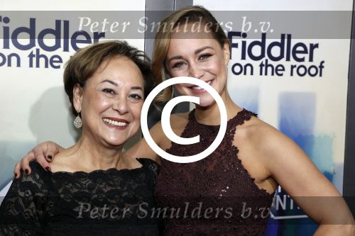 Amsterdam 5 november 2017
Premiere Fiddler on the Roof in het nieuwe de la mar theater. Anouk Maas met moeder