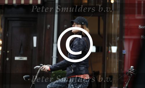 Amsterdam 11 oktober 2017
Anouk v Nes op de fiets in amsterdam