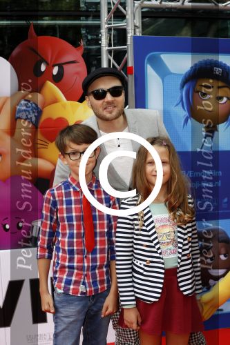Amsterdam 2 augustus 2017  
Premiere emoji de film in pathe arena. Arjen Lubach met kinderen van zijn vriendin