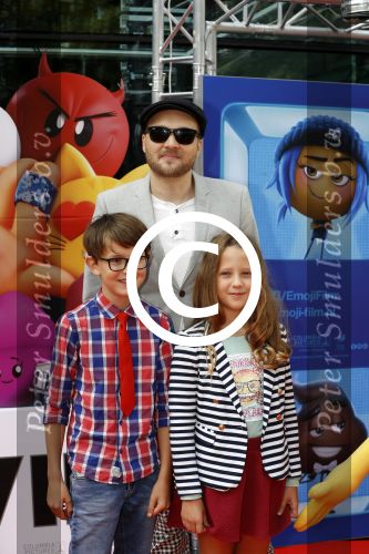 Amsterdam 2 augustus 2017  
Premiere emoji de film in pathe arena. Arjen Lubach met kinderen van zijn vriendin