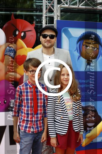 Amsterdam 2 augustus 2017  
Premiere emoji de film in pathe arena. Arjen Lubach met kinderen van zijn vriendin
