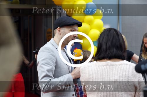 Amsterdam 2 augustus 2017  
Premiere emoji de film in pathe arena. Arjen Lubach met kinderen van zijn vriendin