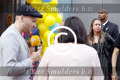 Amsterdam 2 augustus 2017  
Premiere emoji de film in pathe arena. Arjen Lubach met kinderen van zijn vriendin