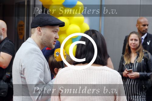 Amsterdam 2 augustus 2017  
Premiere emoji de film in pathe arena. Arjen Lubach met kinderen van zijn vriendin