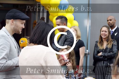 Amsterdam 2 augustus 2017  
Premiere emoji de film in pathe arena. Arjen Lubach met kinderen van zijn vriendin