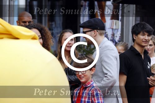 Amsterdam 2 augustus 2017  
Premiere emoji de film in pathe arena. Arjen Lubach met kinderen van zijn vriendin