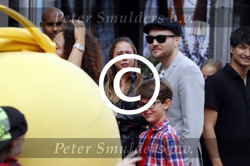 Amsterdam 2 augustus 2017  
Premiere emoji de film in pathe arena. Arjen Lubach met kinderen van zijn vriendin