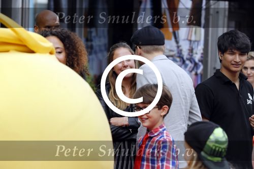 Amsterdam 2 augustus 2017  
Premiere emoji de film in pathe arena. Arjen Lubach met kinderen van zijn vriendin