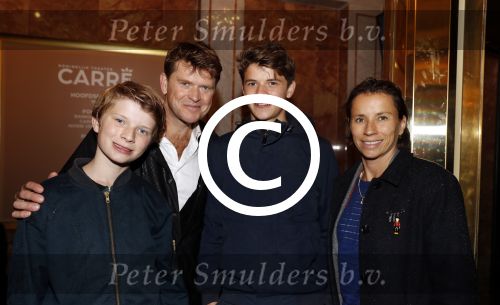 Amsterdam 6 oktober 2017
Premiere Show Lil Kleine in carre. Beau v Erven Dorens met vrouw Selly en twee zoons