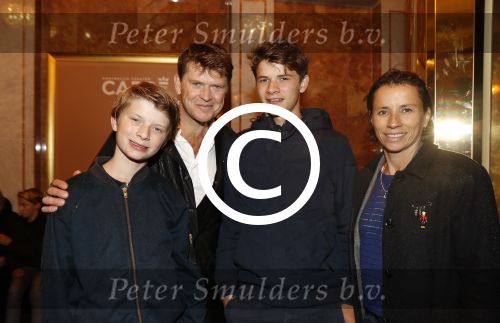 Amsterdam 6 oktober 2017
Premiere Show Lil Kleine in carre. Beau v Erven Dorens met vrouw Selly en twee zoons