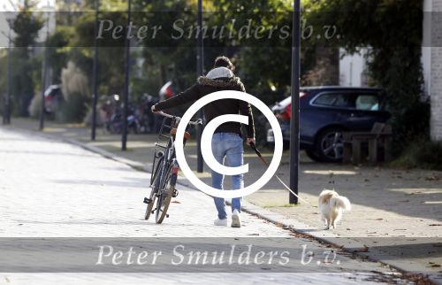 Amsterdam 21 oktober 2017
Candy Dulfer en haar nieuwe vriend Rafael arriveren bij haar huis.   Bela Szenasi de ex-man Candy Dulfer  laat hun hond uit