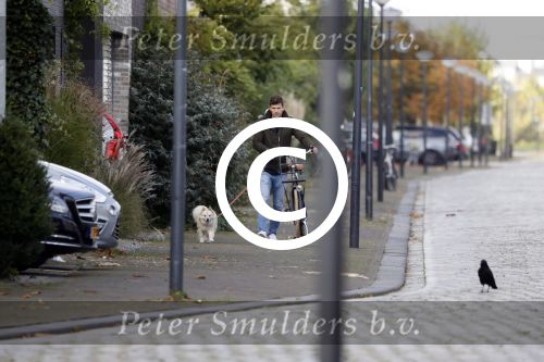 Amsterdam 21 oktober 2017
Candy Dulfer en haar nieuwe vriend Rafael arriveren bij haar huis.   Bela Szenasi de ex-man Candy Dulfer  laat hun hond uit