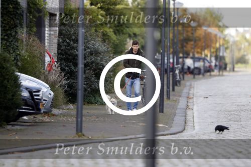 Amsterdam 21 oktober 2017
Candy Dulfer en haar nieuwe vriend Rafael arriveren bij haar huis.   Bela Szenasi de ex-man Candy Dulfer  laat hun hond uit