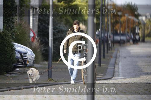 Amsterdam 21 oktober 2017
Candy Dulfer en haar nieuwe vriend Rafael arriveren bij haar huis.   Bela Szenasi de ex-man Candy Dulfer  laat hun hond uit