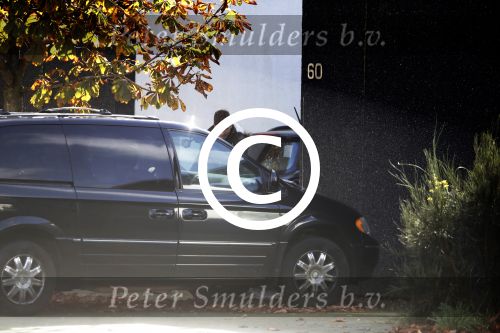 Amsterdam 21 oktober 2017
Candy Dulfer en haar nieuwe vriend Rafael arriveren bij haar huis.   Bela Szenasi de ex-man Candy Dulfer  laat hun hond uit